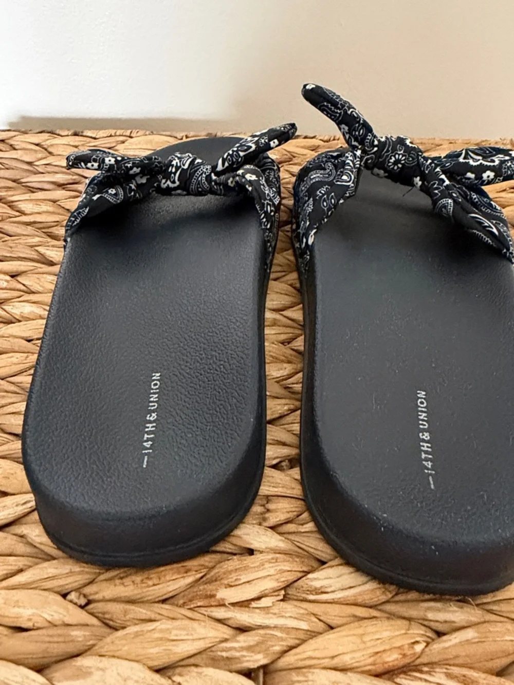 14th & Union Women’s Blue Paisley Knot Slide Sandals EUC - Picture 5 of 6